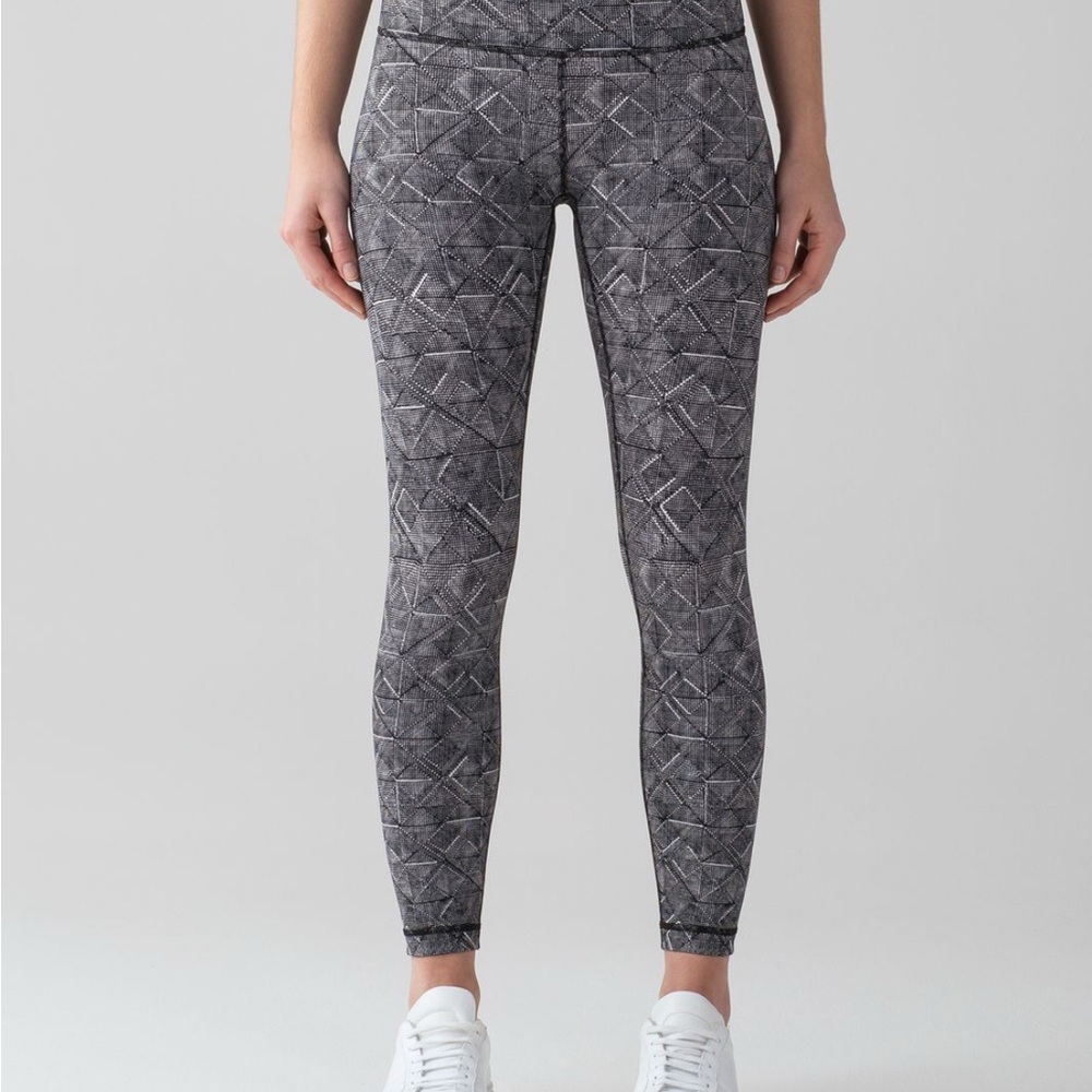 Lululemon Athletica Black and White Wunder Under Leggings athlesure activewear